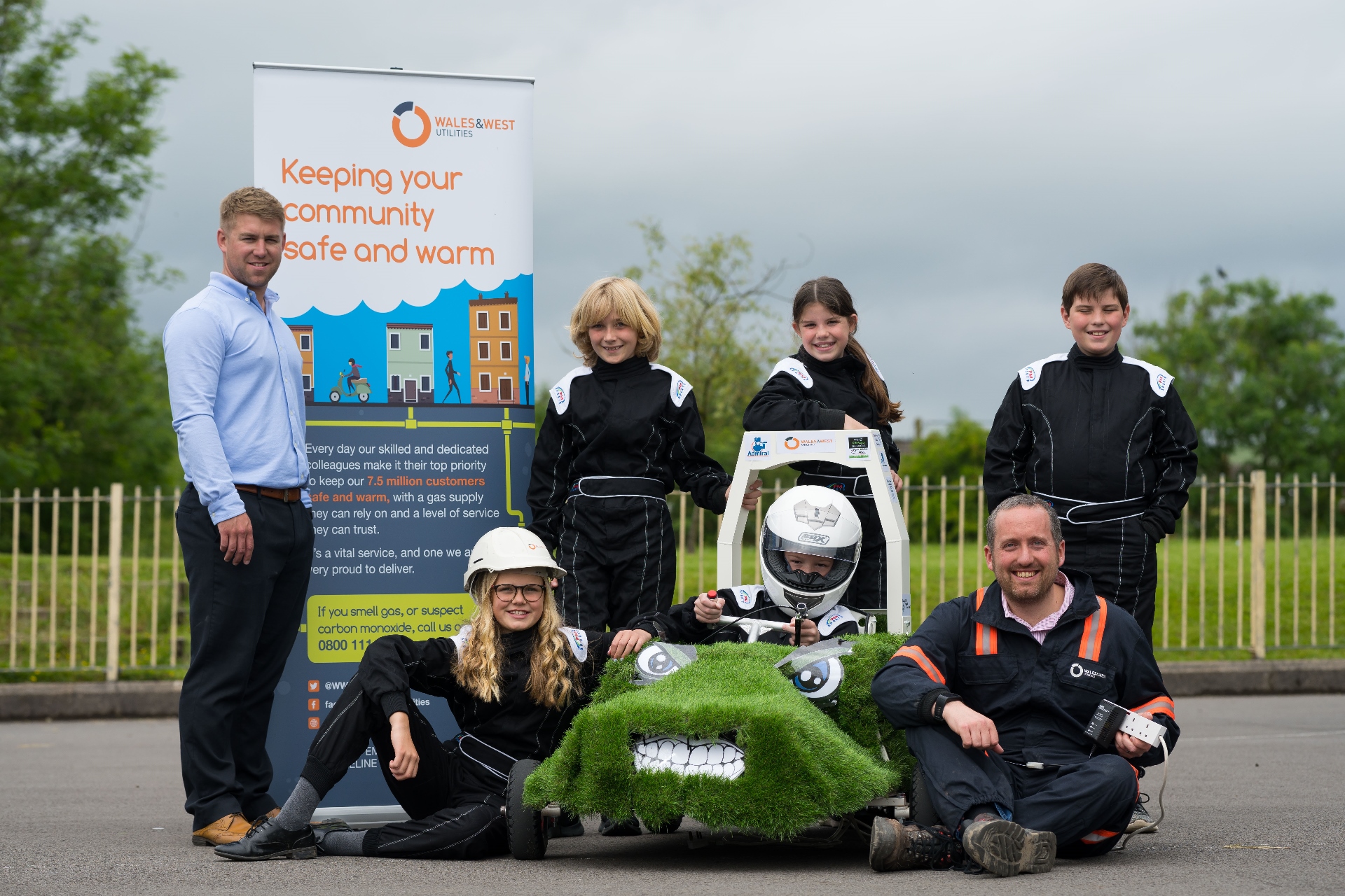 •	Cwmlai Primary pupils with Scott Curnell, STEM Coordinator and Key Stage 2 Teacher at Cwmlai Primary School and Wales & West Utilities’ Oliver Lancaster